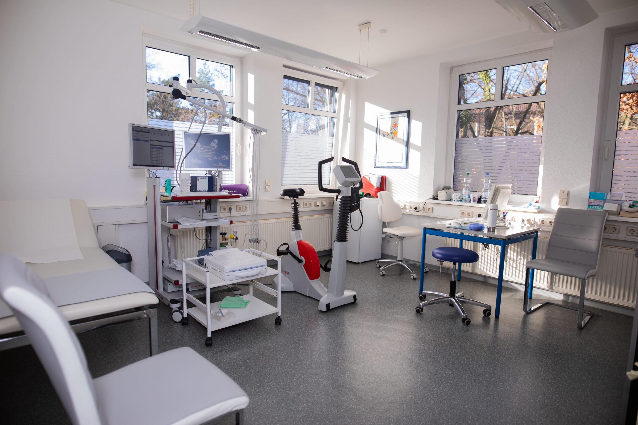 Untersuchungsraum der Praxis mit Liege und Ultraschall-Arbeitsplatz